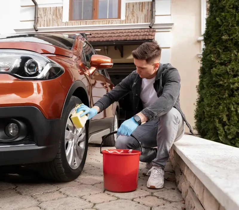 Lavage auto à domicile Roquebrun : professionnel intervenant sur un véhicule